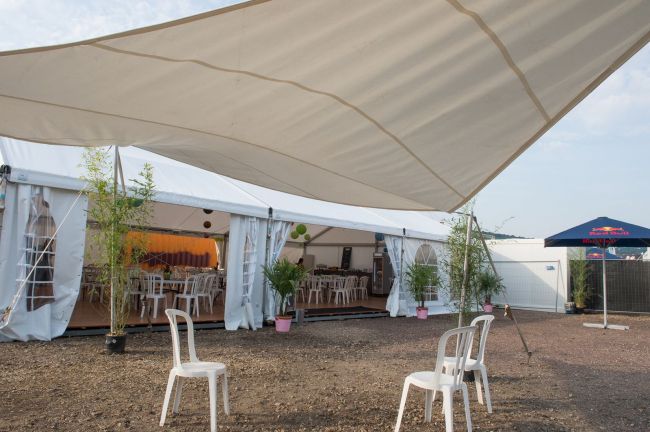 Structure avec plancher pour abriter un catering pendant le festival a Rouen